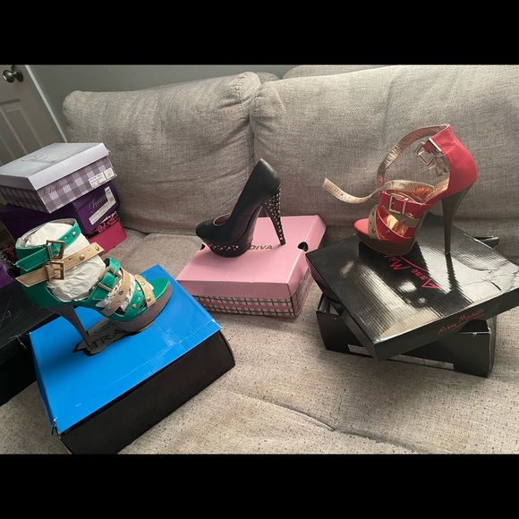 All heels accept 1 are a size 7-7.5. There is one pair that are an 8. - Picture 3 of 8